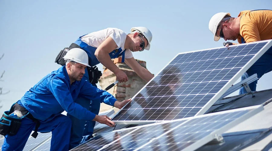trois-hommes-installateurs-panneaux-solaires-toiture